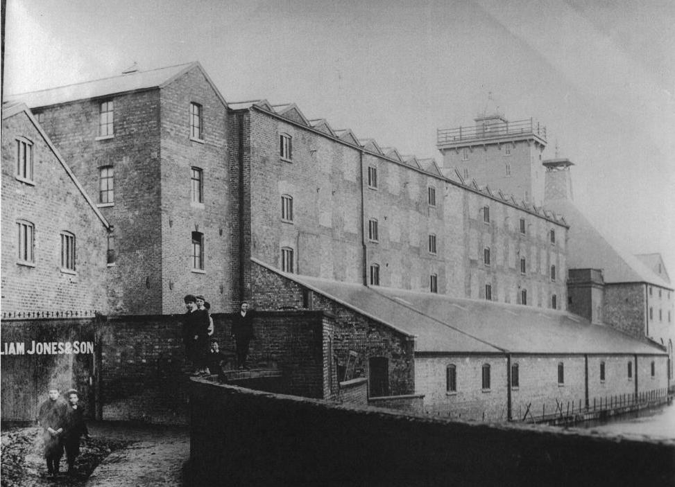 Shrewsbury Canal in front of the Flaxmill